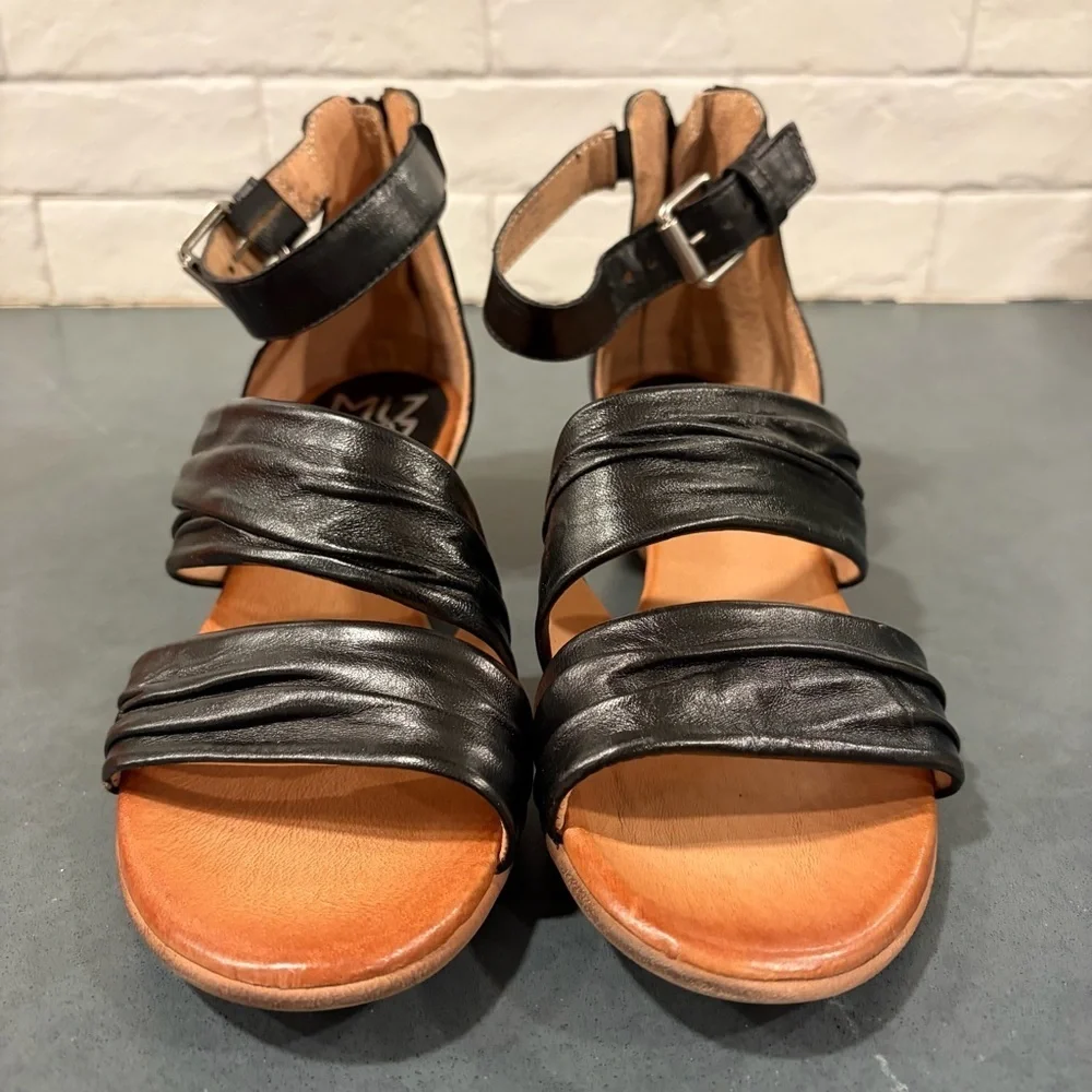 NIB Miz Mooz sz 39 US 9 wide Cassie black leather sandals